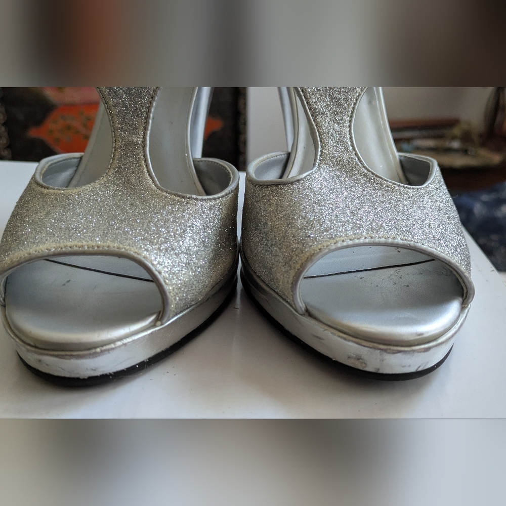 FIONI Night Silver Glitter 4 1/2" Heels. **Size 8. - Picture 13 of 16